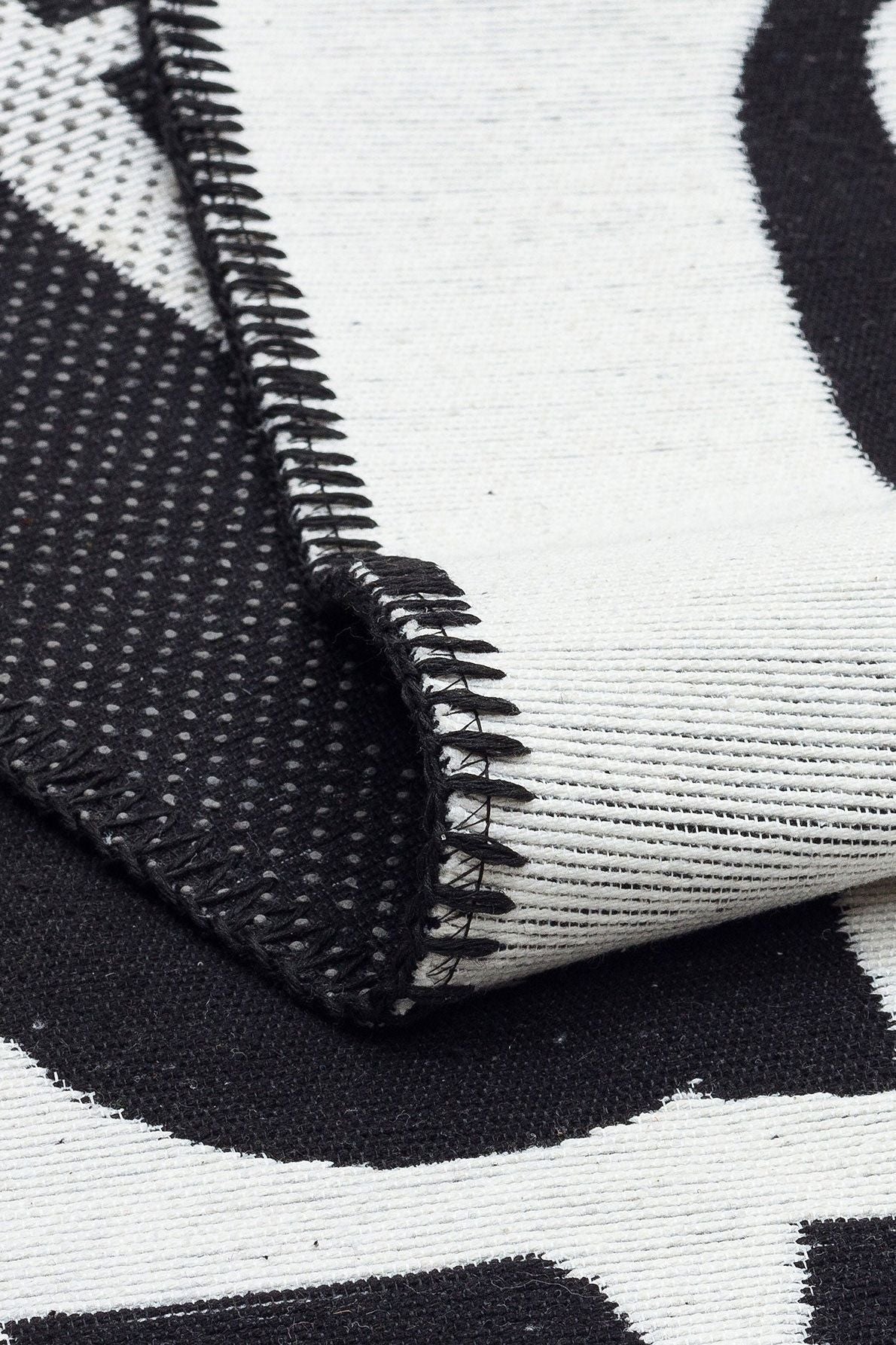 #Turkish_Carpets_Rugs# #Modern_Carpets# #Abrash_Carpets#Anti - Slippery Washable Kilims With Recycled Cotton Arn 01 White Black