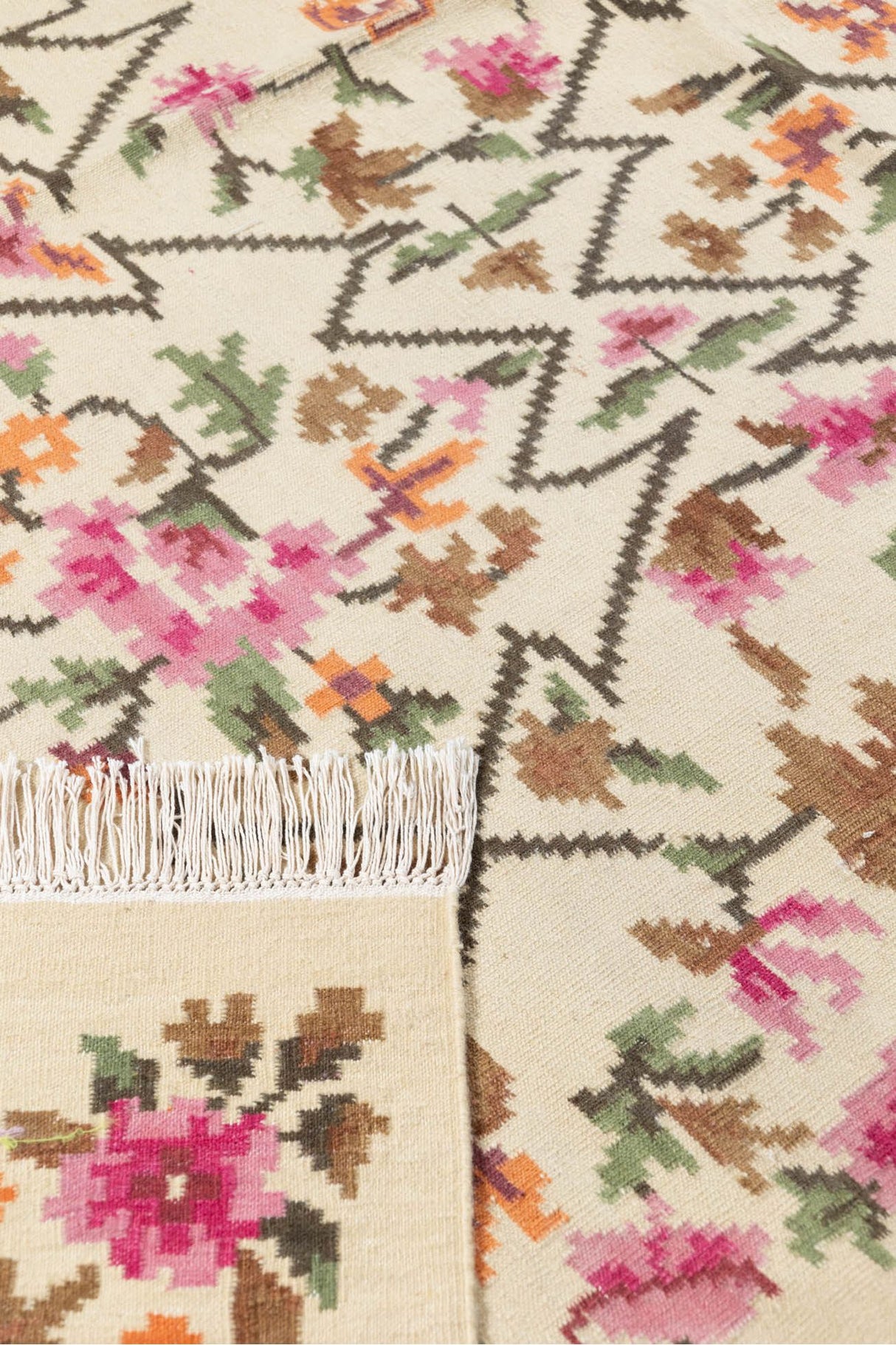 #Turkish_Carpets_Rugs# #Modern_Carpets# #Abrash_Carpets#Floral-Kilim-04-White-200X300